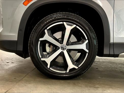 Used 2025 Volkswagen Tiguan SE w/ Panoramic Sunroof Package image 11