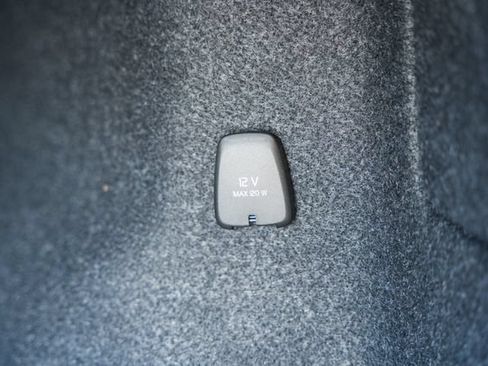 Certified 2025 Volvo XC40 B5 Plus AWD/4WD image 11