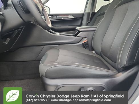 Certified 2023 Jeep Grand Cherokee Laredo w/ Luxury Tech Group I image 19