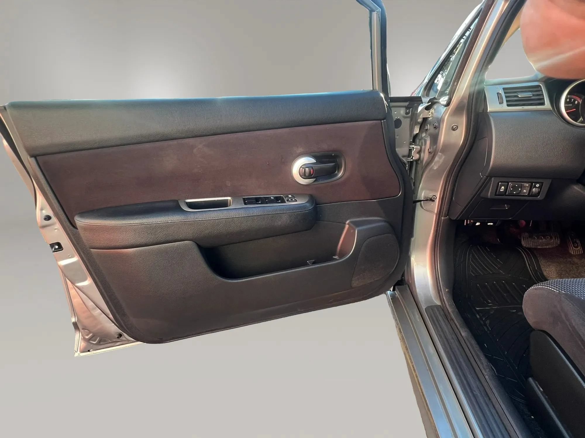 Used 2011 Nissan Versa Hatchback w/ Navigation/Satellite Pkg FWD image 11