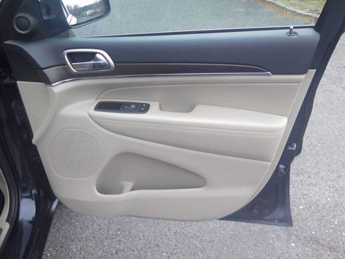 Used 2015 Jeep Grand Cherokee Limited w/ Trailer Tow Group IV image 39