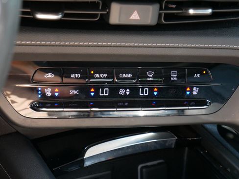 Used 2023 Buick Envision Avenir AWD/4WD image 23