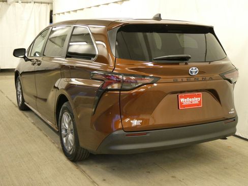Certified 2024 Toyota Sienna LE image 24
