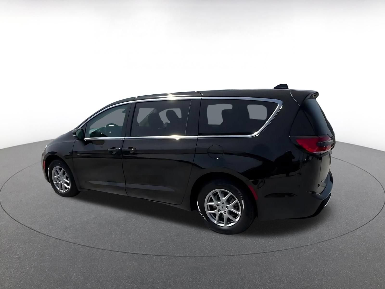 Used 2024 Chrysler Pacifica Touring-L FWD image 9