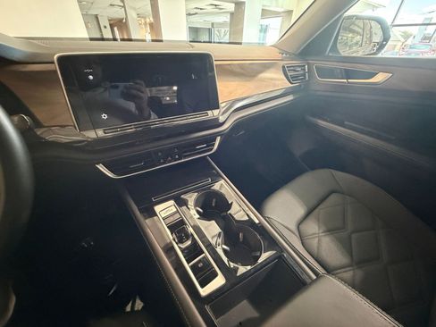 Used 2025 Volkswagen Atlas SE image 41