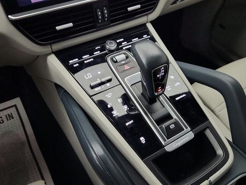 Used 2022 Porsche Cayenne AWD/4WD image 17