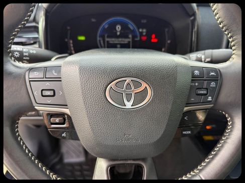 Used 2025 Toyota Camry SE FWD image 31