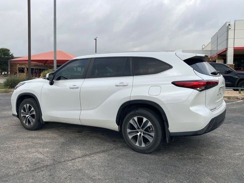 Used 2023 Toyota Highlander XLE FWD image 6
