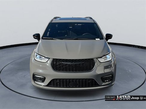 Used 2024 Chrysler Pacifica Touring-L w/ S Appearance Package image 2