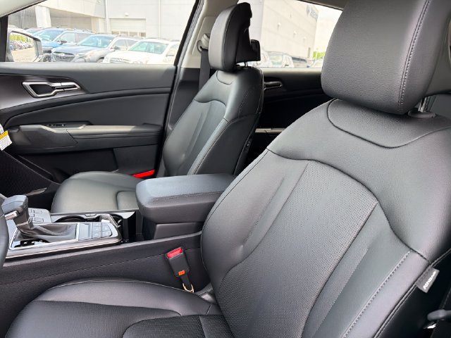 Certified 2026 Kia Sportage EX w/ EX Panorama Roof Package FWD image 19
