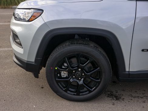 New 2026 Jeep Compass Latitude image 11