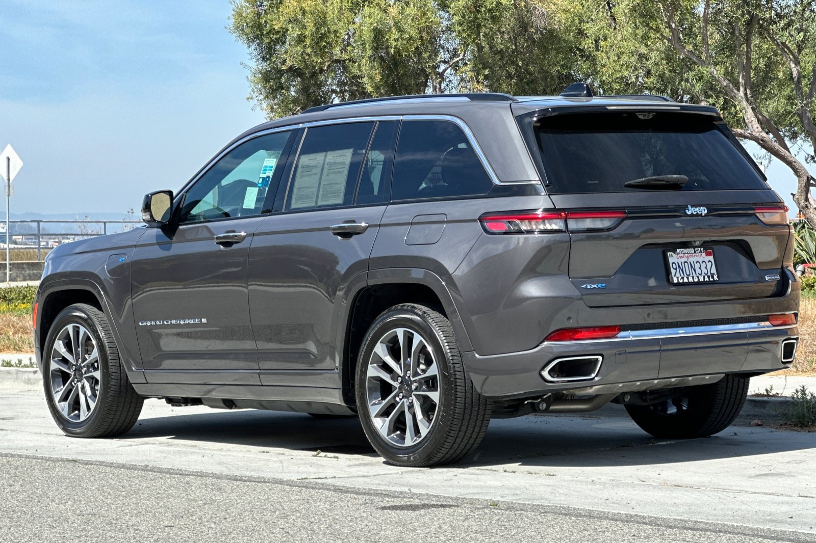 Used 2023 Jeep Grand Cherokee Overland w/ Advanced Protech Group III AWD/4WD image 6