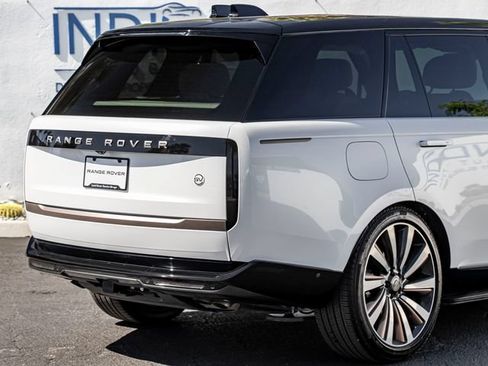 Used 2025 Land Rover Range Rover SV AWD/4WD image 7