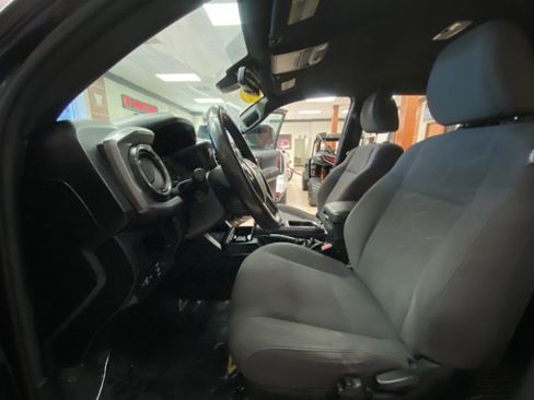 Used 2019 Toyota Tacoma TRD Sport w/ Technology Package RWD image 14
