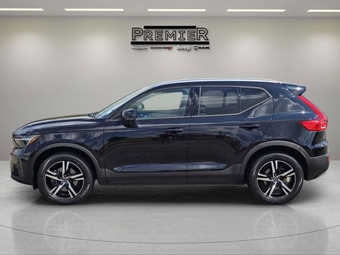 Used 2023 Volvo XC40 B5 Core image 13