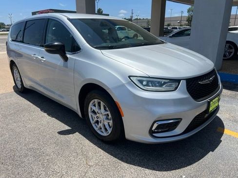 Used 2024 Chrysler Pacifica Touring-L FWD image 2