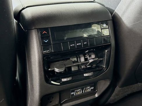 Used 2024 Jeep Grand Cherokee L Laredo image 24