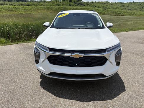 Used 2025 Chevrolet Trax LT FWD image 8
