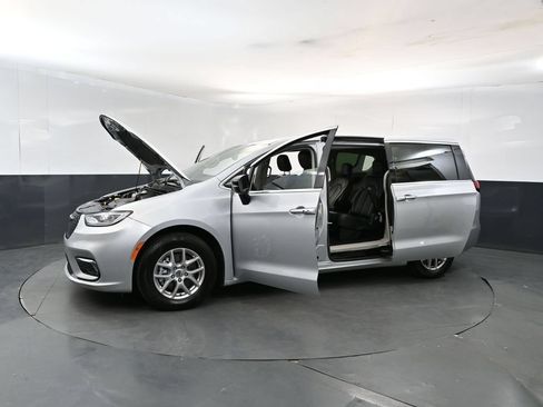Used 2024 Chrysler Pacifica Touring-L FWD image 27