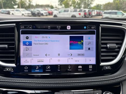 Used 2025 Chrysler Pacifica Limited w/ Trailer Tow Group AWD/4WD image 18