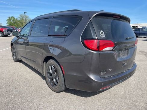Used 2018 Chrysler Pacifica Touring-L w/ S Appearance Package FWD image 3