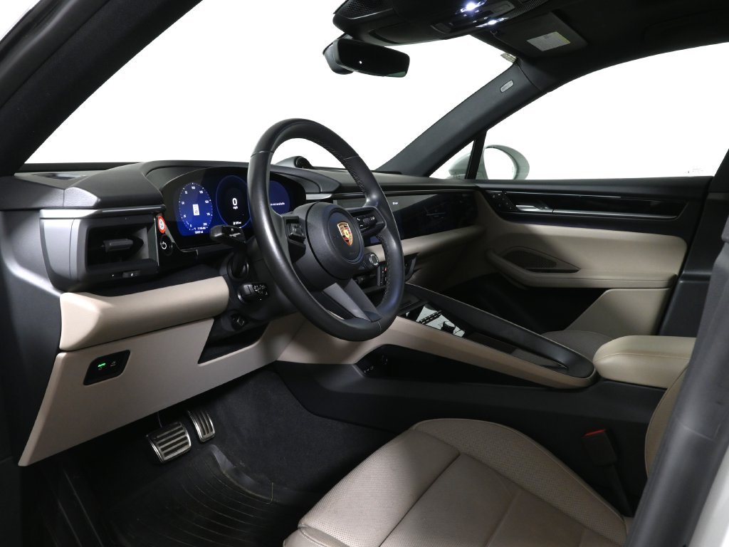 Used 2025 Porsche Macan 4S Electric AWD/4WD image 4