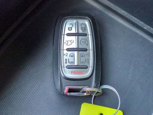 Used 2025 Chrysler Pacifica Select image 32