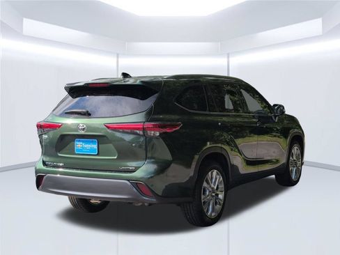 Used 2023 Toyota Highlander Limited FWD image 6