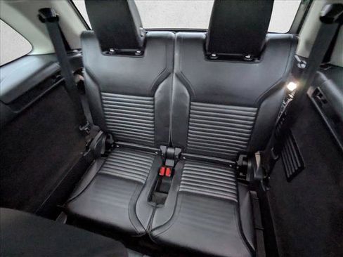 New 2024 Land Rover Discovery S image 18