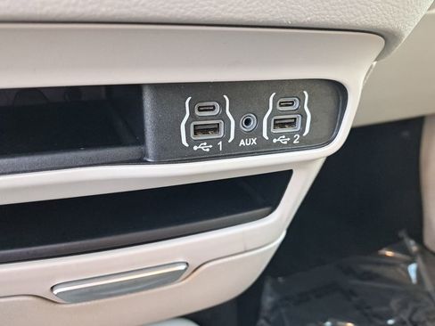 Used 2024 Chrysler Pacifica Touring-L image 24