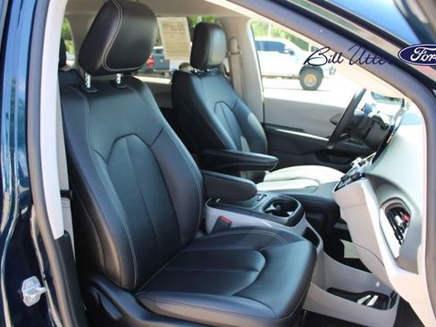 Used 2024 Chrysler Pacifica Touring-L FWD image 11