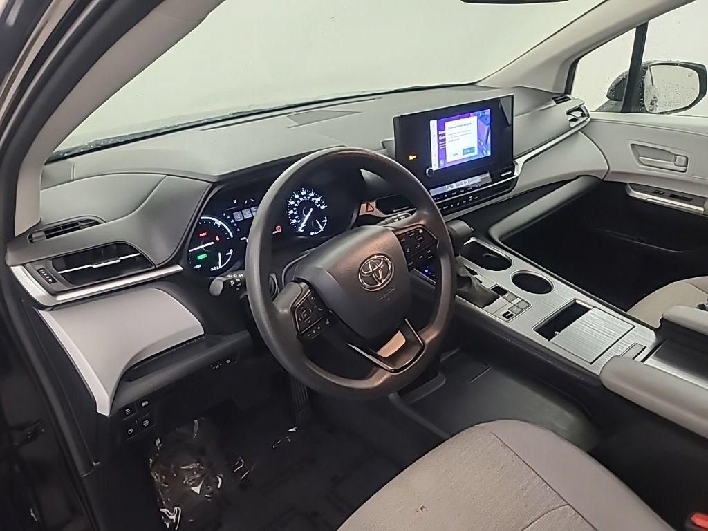 Used 2025 Toyota Sienna LE FWD image 27