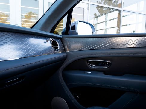 Used 2023 Bentley Bentayga image 12