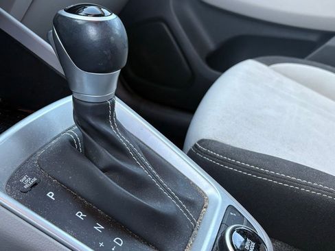 Used 2023 Hyundai Venue SEL image 22