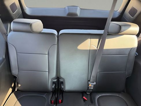 Used 2023 Chevrolet Traverse LT image 11