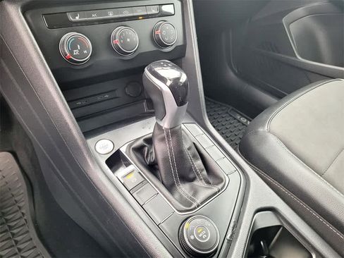 Used 2022 Volkswagen Taos SE w/ Panoramic Sunroof Package image 16