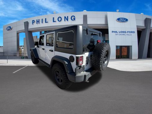 Used 2018 Jeep Wrangler Unlimited Rubicon w/ Connectivity Group AWD/4WD image 3