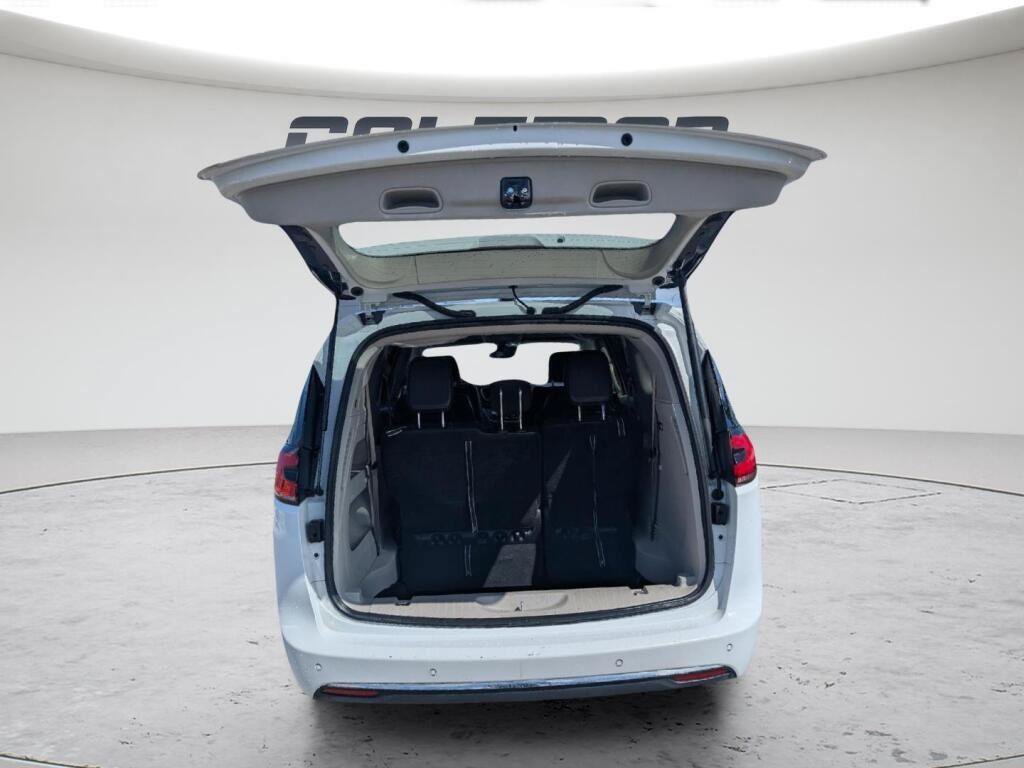 Used 2023 Chrysler Pacifica Touring-L FWD image 20