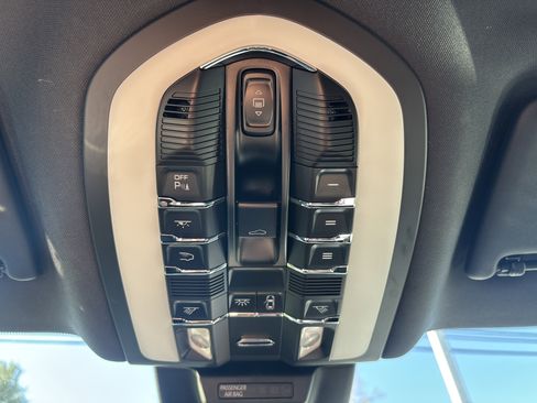 Certified 2025 Porsche Macan AWD/4WD image 32