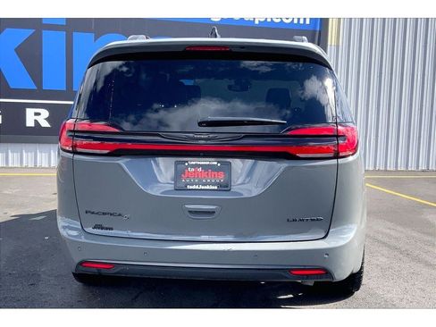 Used 2025 Chrysler Pacifica Limited FWD image 4