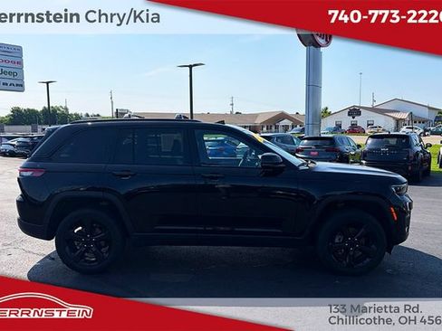 Used 2023 Jeep Grand Cherokee Altitude AWD/4WD image 24