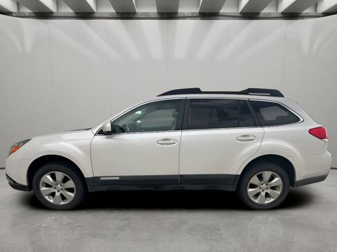 Used 2010 Subaru Outback 2.5i Premium AWD/4WD image 2