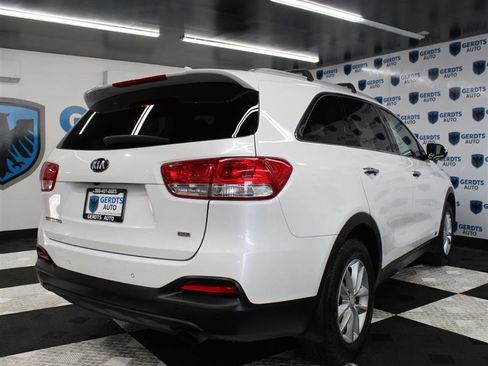 Used 2017 Kia Sorento LX w/ LX Convenience Package image 4