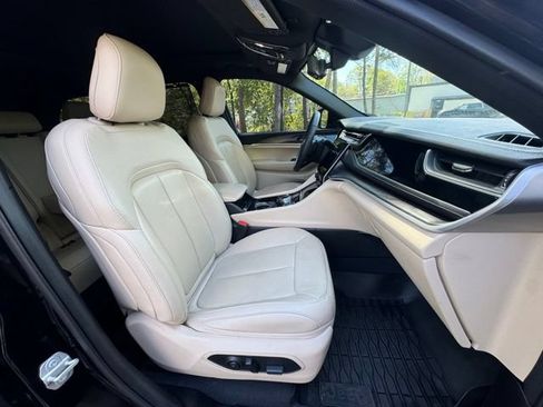 Used 2023 Jeep Grand Cherokee Limited w/ Luxury Tech Group II AWD/4WD image 4