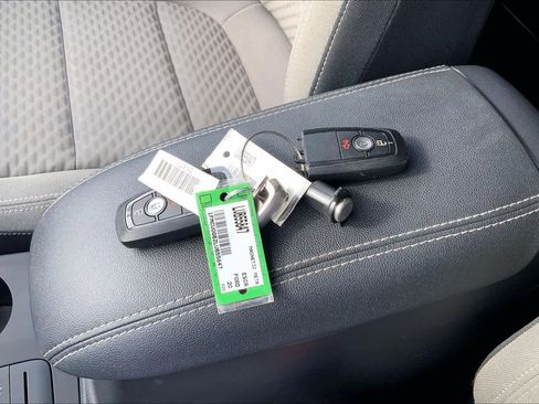 Certified 2020 Ford Escape SE image 12