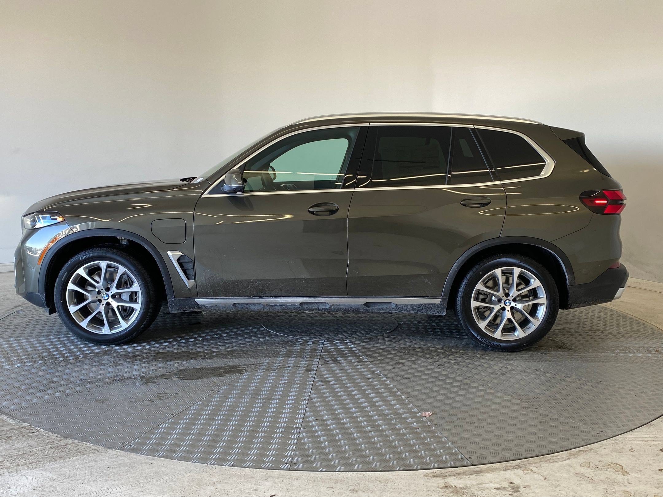 Used 2026 BMW X5 xDrive50e w/ Premium Package AWD/4WD image 2