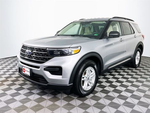 Used 2020 Ford Explorer XLT image 3