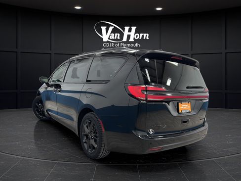 Used 2025 Chrysler Pacifica Limited FWD image 5