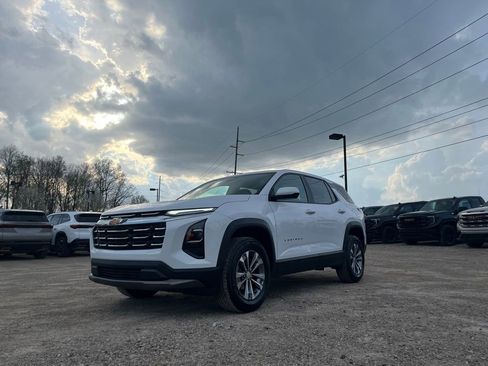 Used 2025 Chevrolet Equinox LT FWD image 2