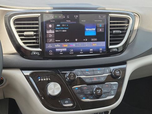 Used 2024 Chrysler Pacifica Touring-L FWD image 10